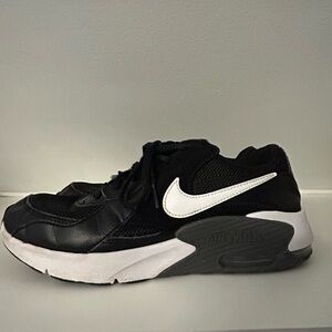NIKE AIR MAX Black and White Sneakers Boys size 7